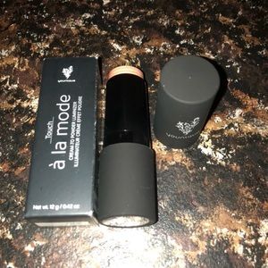 Younique Lustrous Luminizer